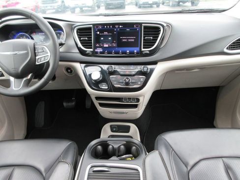 Used 2023 Chrysler Pacifica Touring-L FWD image 15