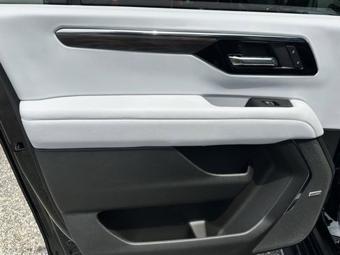 New 2025 Chevrolet Suburban Premier image 29