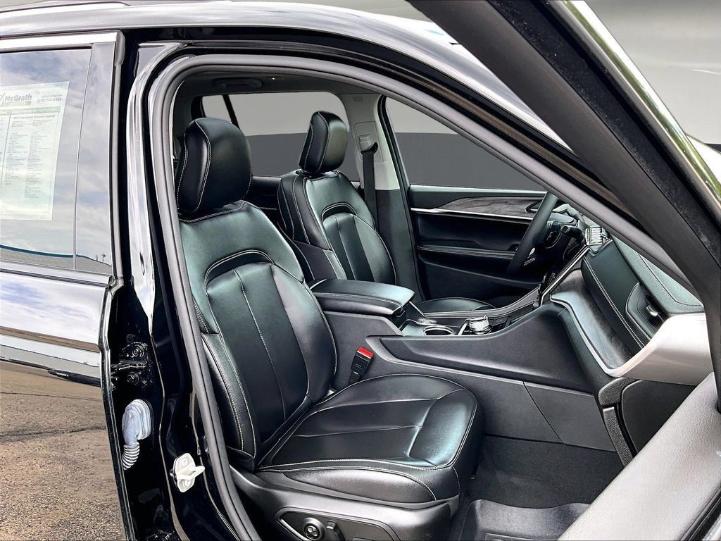 Used 2023 Jeep Grand Cherokee Limited AWD/4WD image 32