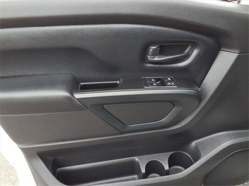 Used 2018 Nissan Titan S image 9
