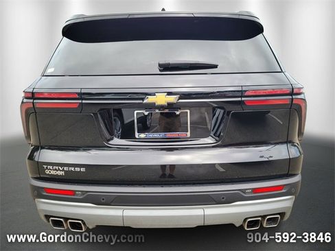 Used 2025 Chevrolet Traverse LT image 4