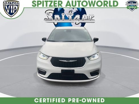 Used 2024 Chrysler Pacifica Limited FWD image 3