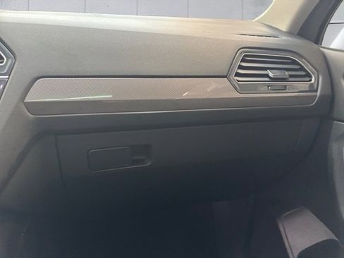 Certified 2022 Volkswagen Tiguan SE w/ Panoramic Sunroof Package image 18