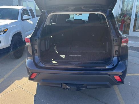 Used 2021 Toyota Highlander LE image 21