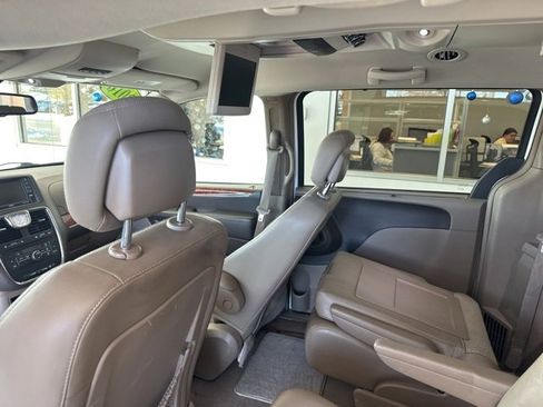 Used 2016 Chrysler Town & Country Touring image 16