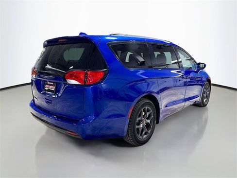 Used 2019 Chrysler Pacifica Touring-L Plus w/ S Appearance Package image 7