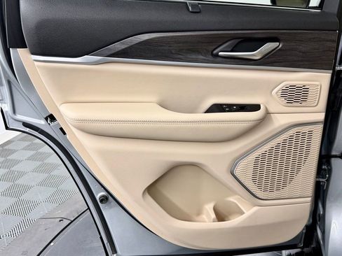 Used 2023 Jeep Grand Cherokee Limited w/ Luxury Tech Group II image 36