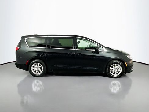 Used 2023 Chrysler Voyager LX image 9