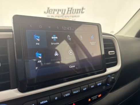 Used 2025 Hyundai Venue Limited image 17