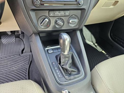 Used 2017 Volkswagen Jetta SE image 11