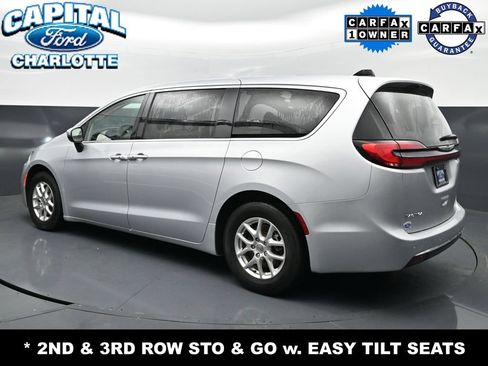 Used 2023 Chrysler Pacifica Touring-L FWD image 5