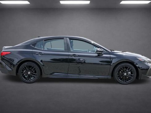Used 2025 Toyota Camry SE FWD image 3