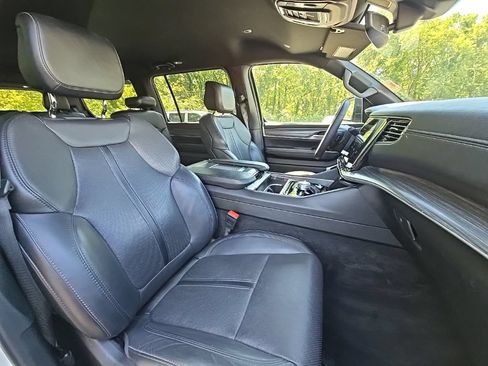 Used 2024 Jeep Wagoneer Series III AWD/4WD image 16
