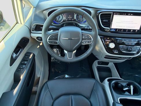 Used 2024 Chrysler Pacifica Touring-L image 17