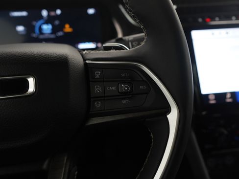 Used 2024 Jeep Grand Cherokee Limited image 25