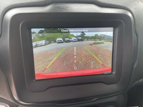 Used 2018 Jeep Renegade Altitude FWD image 23