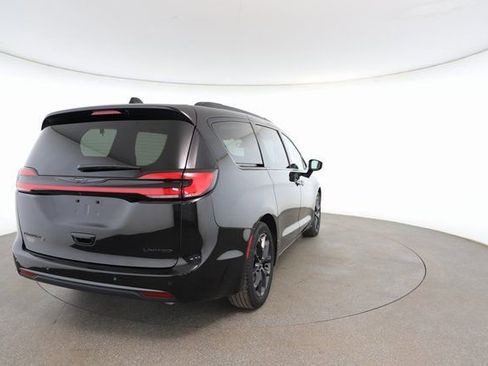 Used 2025 Chrysler Pacifica Limited image 16