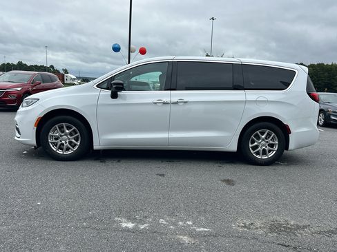 New 2026 Chrysler Pacifica Select image 5