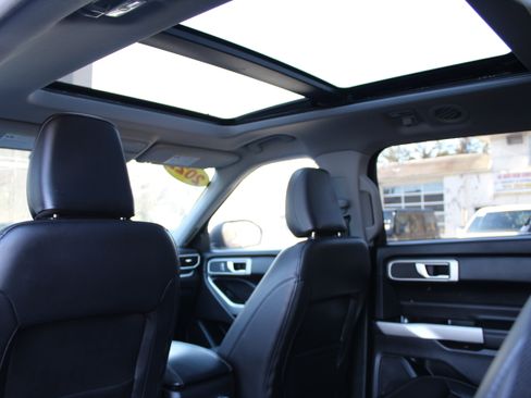 Used 2022 Ford Explorer XLT w/ Equipment Group 202A image 13