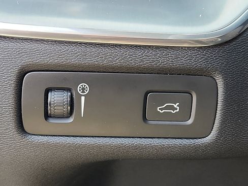 Used 2019 Volvo XC60 T5 Momentum image 26