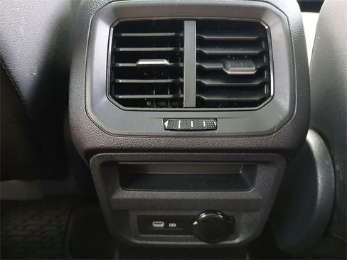 Used 2024 Volkswagen Tiguan SE w/ Panoramic Sunroof Package image 41