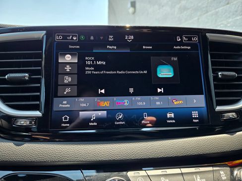 Used 2025 Chrysler Pacifica Select FWD image 24