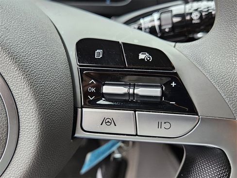 Used 2025 Hyundai Elantra SE image 23