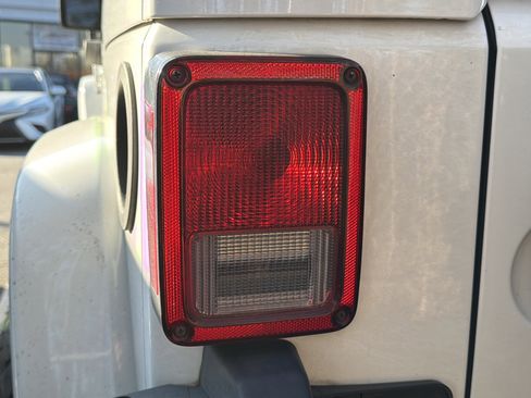 Used 2015 Jeep Wrangler Unlimited Sahara w/ Connectivity Group image 7