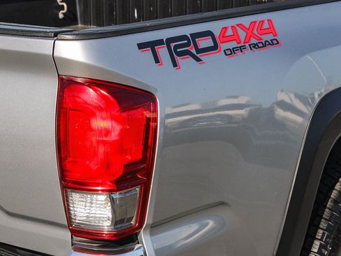 Used 2017 Toyota Tacoma TRD Sport image 10