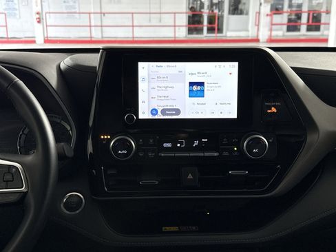 Used 2025 Toyota Highlander XLE FWD image 18