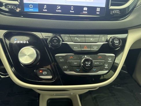 Used 2024 Chrysler Pacifica Touring-L image 24