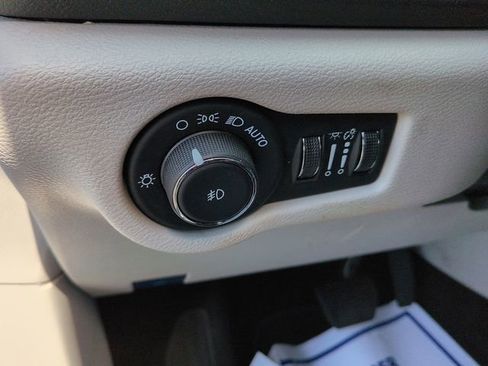 Used 2024 Chrysler Pacifica Touring-L image 17