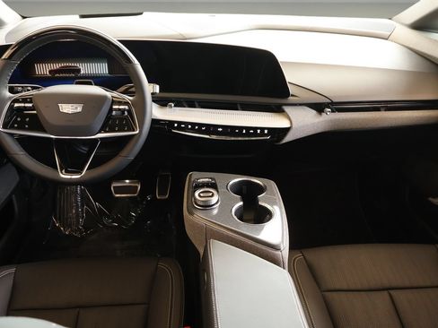 Certified 2025 Cadillac Optiq Luxury 2 w/ LPO, Floor Liner Package AWD/4WD image 14