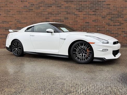 Used 2024 Nissan GT-R Premium w/ Premium Interior Package image 9
