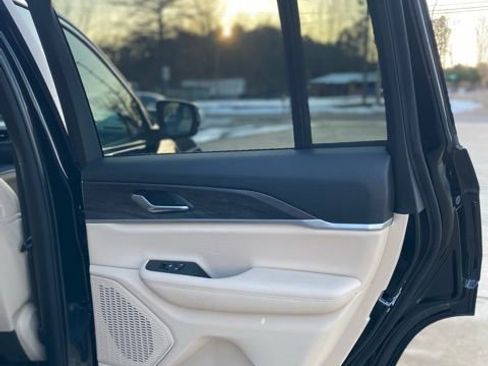 Used 2025 Jeep Grand Cherokee Limited image 11