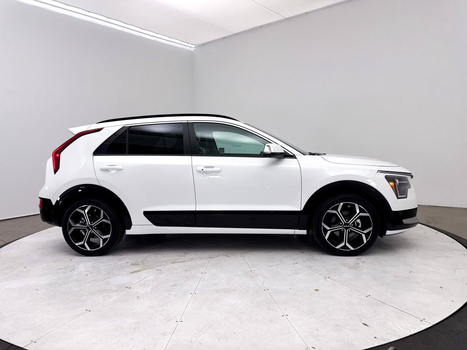 Used 2023 Kia Niro EX Touring FWD image 38