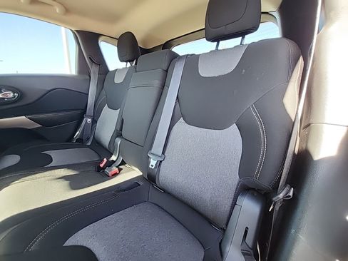 Used 2017 Jeep Cherokee Sport image 8