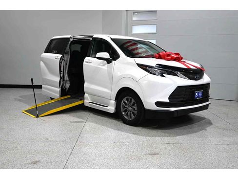 Used 2022 Toyota Sienna LE AWD/4WD image 2
