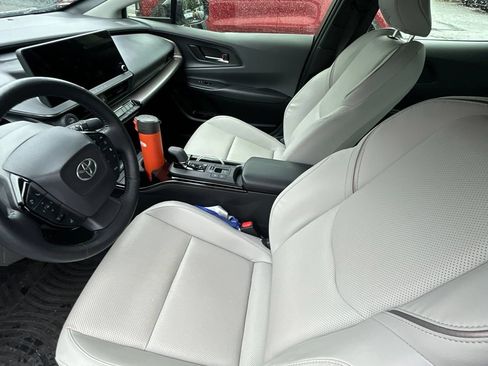 Used 2024 Toyota Prius XLE FWD image 3