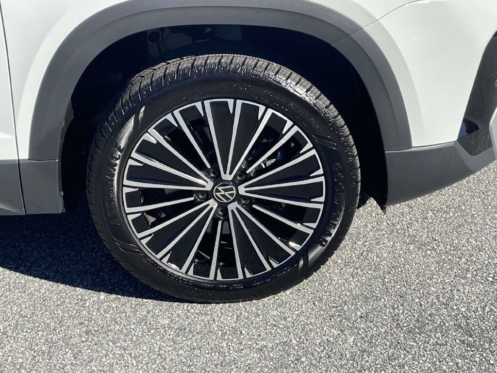 Certified 2026 Volkswagen Taos SE FWD image 9
