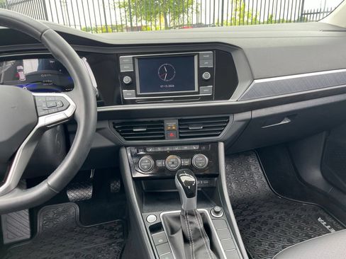 Used 2023 Volkswagen Jetta SE FWD image 18