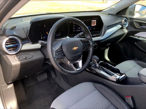 Used 2025 Chevrolet Trax LT w/ LT Convenience Package image 17