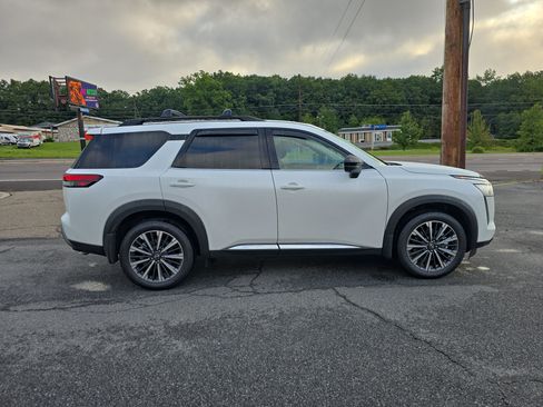 Used 2026 Nissan Pathfinder Platinum AWD/4WD image 2