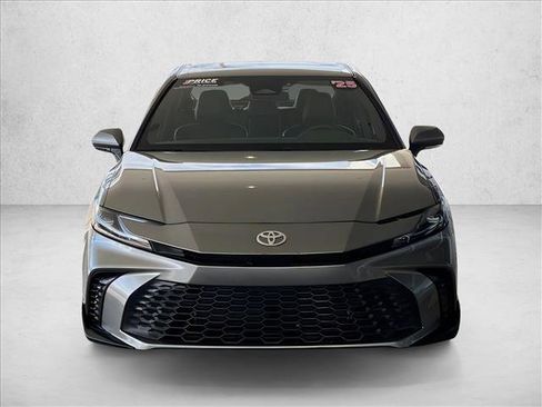 Used 2025 Toyota Camry SE image 7