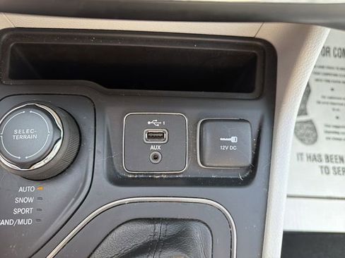 Used 2021 Jeep Cherokee Latitude Plus AWD/4WD image 26