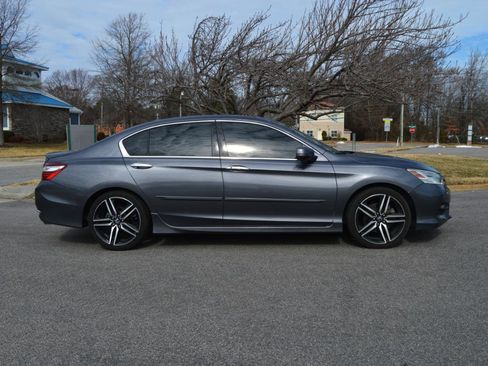 Used 2017 Honda Accord Touring image 7