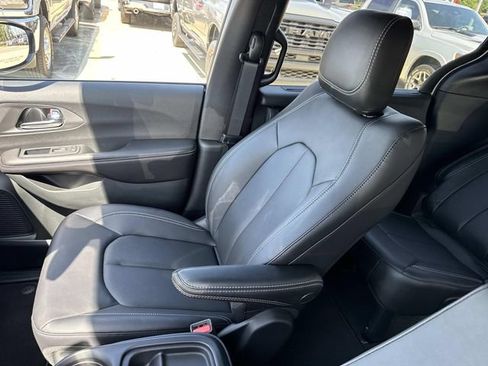 New 2027 Chrysler Pacifica Select AWD/4WD image 17
