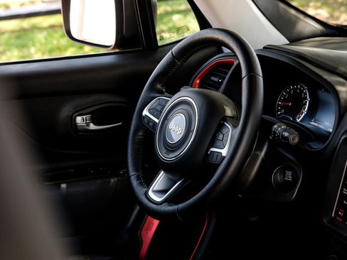 Used 2021 Jeep Renegade Trailhawk image 24