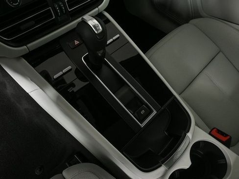 Certified 2025 Porsche Macan image 17