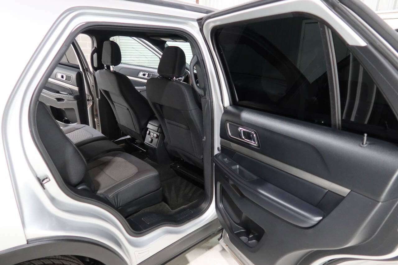 Used 2018 Ford Explorer XLT w/ Equipment Group 201A FWD image 13